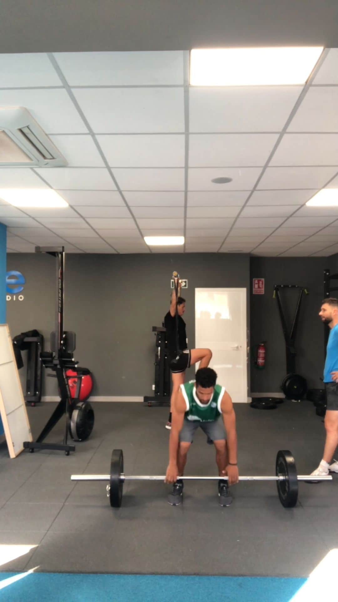 フェルナンド・ティッソーネのインスタグラム：「Entrenando duro con la camiseta del crack @jgranger11 ...siempre en las instalaciones de @trainmestudio con el profe @batallani」