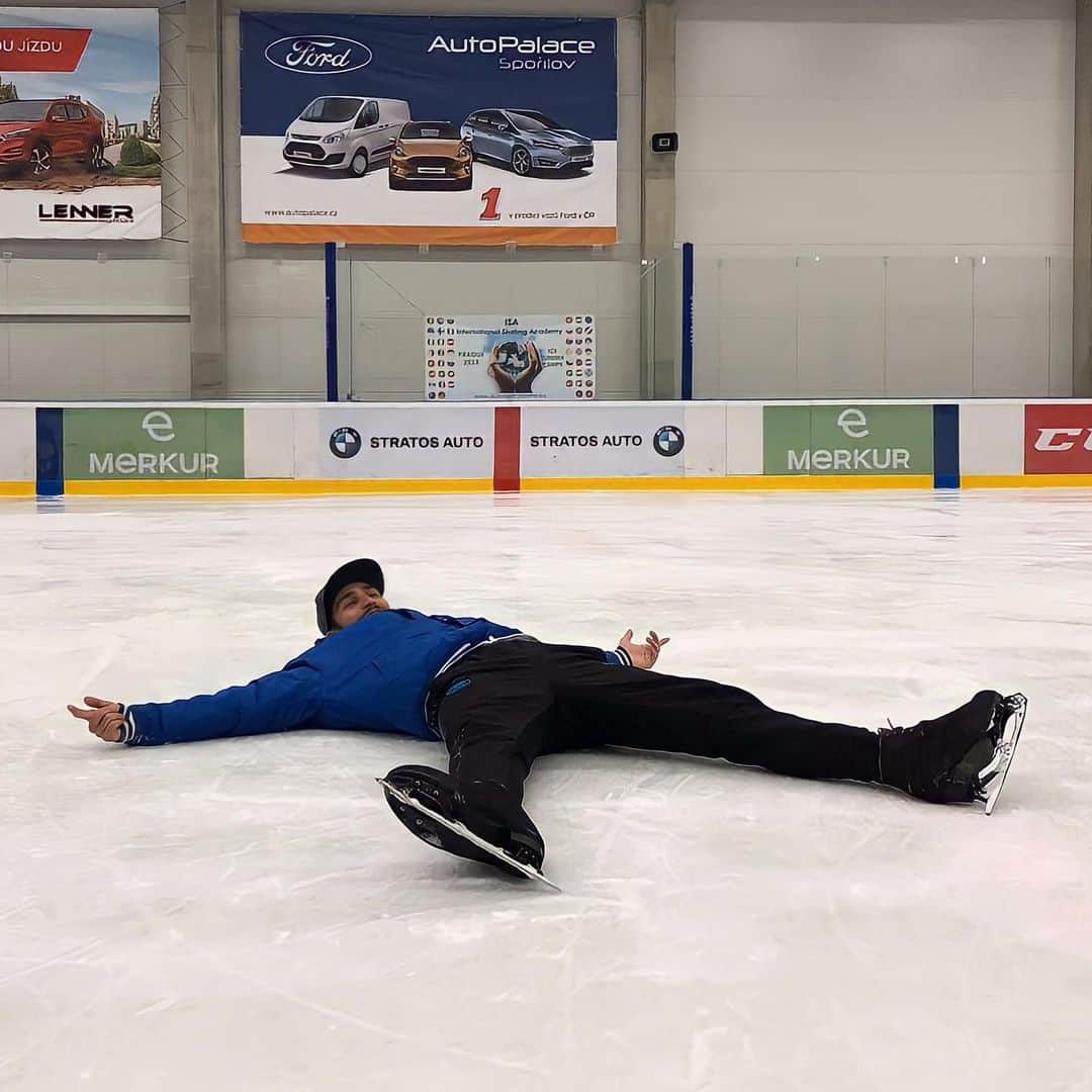 イヴァン・リギーニのインスタグラム：「I’M BACK📍 ⠀ Время подводить итоги трёх месячного пребывания в Турции. ⠀ Фигурное катание в Турции не самый распространённый вид спорта. Но те результаты, которых мы с ребятами достигли за это короткое время говорят сами за себя✨ Круто, что спортсмены хотят развиваться и используют возможности на полную. ⠀ За этот период: 📍Мы поставили программу для 8-ми летней девочки - фламенко 💃🏼 📍Достойно выступили на соревнованиях с новыми программами 📍Два четверных прыжка за 2 недели с одним спортсменом 🙈 📍Четверной флип с 17-ти летним спортсменом И это только начало списка🤏🏻  Работа в команде заряжает и спортсмена и тренера. Наблюдаем друг за другом, обмениваемся фишками, форма приходит в норму. ⠀ Пока писал, понял, что соскучился по ребятам, мы так привыкли друг другу. Прожили вместе маленькую жизнь🙈 ⠀ Спасибо за этот опыт, было круто🤟🏻」