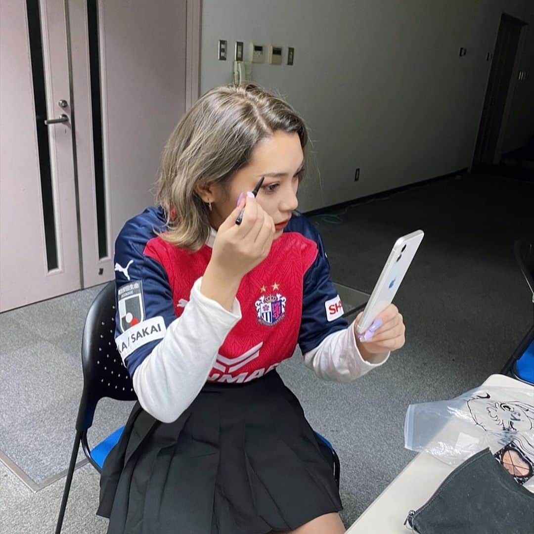 えまぽち(穂波エマ)のインスタグラム：「TIKTOK見てくれましたか？ セレッソ大阪様とコラボしました⚽️ このような機会をいただき本当に嬉しく思います🙏🏼  小学校の時によくサッカーしていたのを思い出しました👸🏽🖤  これからも全力で応援します🔥🔥  #必死にメイク直してます #セレッソ大阪 #セレッソガール #2021シーズン」