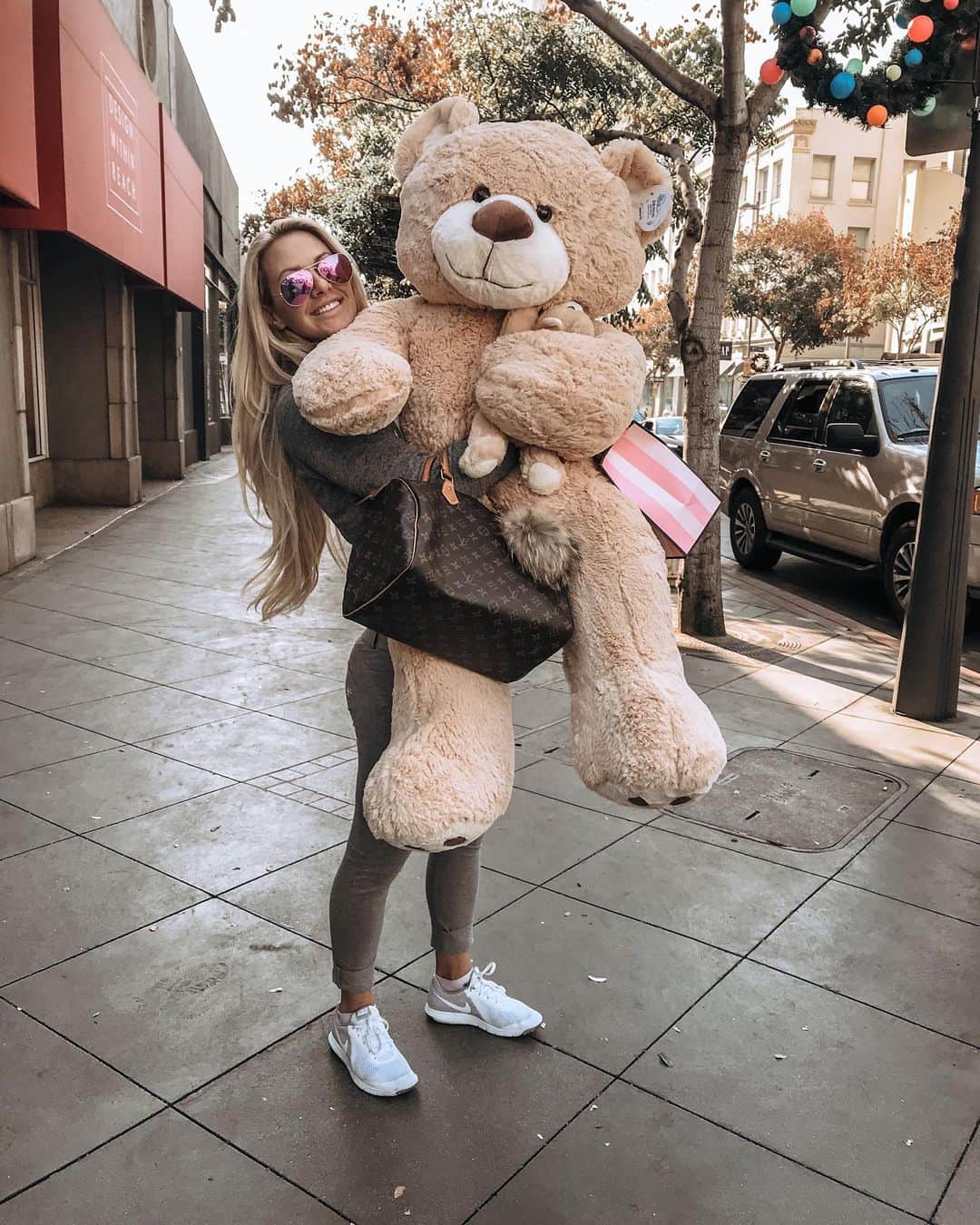 Kindly Myersのインスタグラム：「It’s the giant teddy bear for me. @babesintoylandcharity」