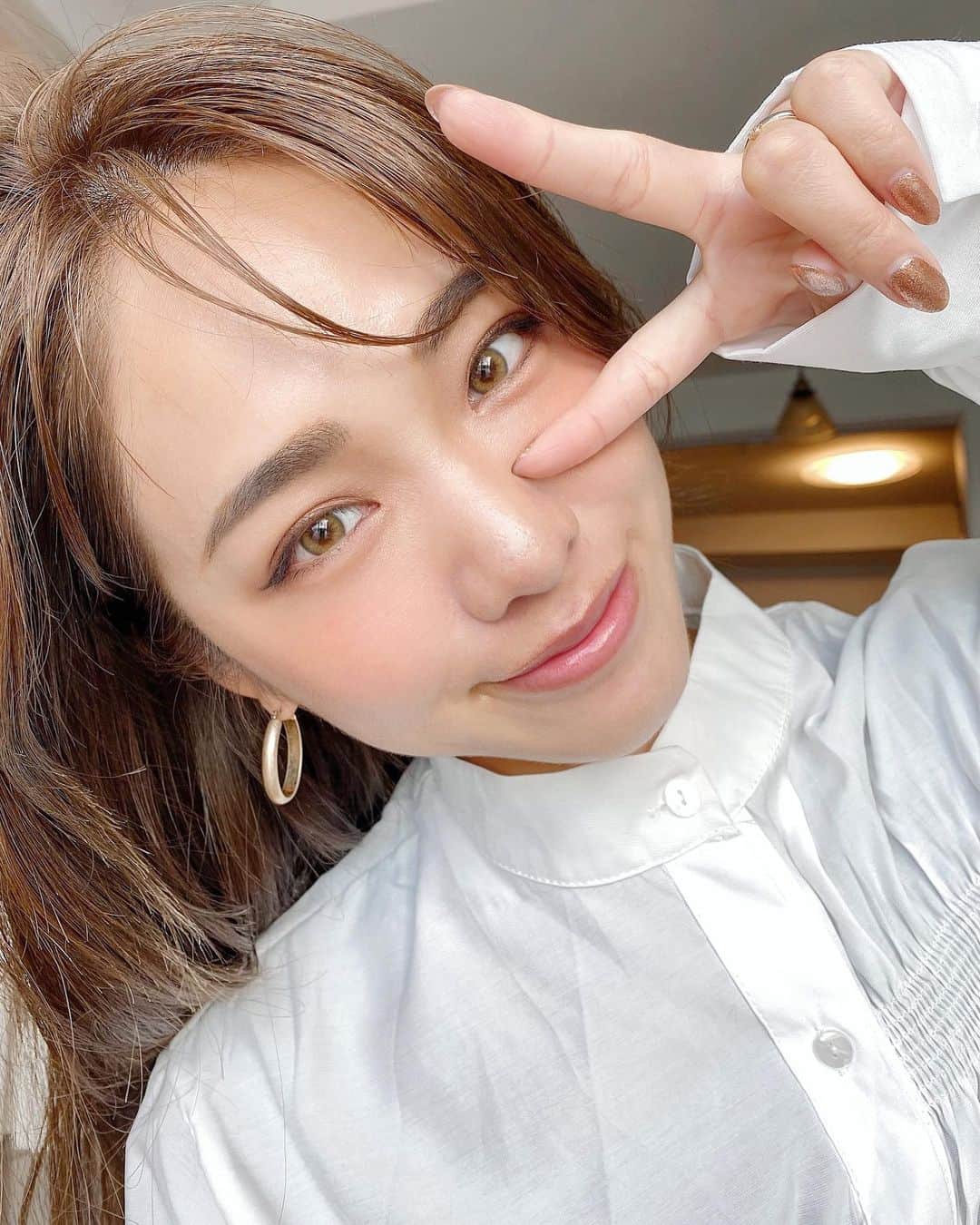 のインスタグラム：「#まりなはんの美活紹介コーナー * ▶︎ @canael_beauty お洒落なこのロゴとパウダースペース インスタでもよく見かける 男女ともに利用可能なサロン CANAELさん🖤 #フォトフェイシャル 受けてきた(^^) * * とにかくお肌が内側から輝いてほしいから 最近色んなフェイシャルメニュー 試してるよ！ フォトフェイシャルは ☑︎ニキビ ☑︎ニキビ跡 ☑︎しみや赤ら肌 ☑︎肌荒れ などの肌トラブルで悩んでる方に おすすめのメニューだそうです🔍 * * 最初小顔マッサージもしてくれて (気持ちいい系) フォトは全然痛くないし そのあとに美顔器もあててくれて 終わりかと思ったら 最後にパックまであった‼️ すばらしいコスパ👏🏻🥰 * * 初回料金はスワイプしてくれたら オフィシャルアカウントの文面 そのまま載せておいたから 見てほしいんやけど めっちゃお手頃価格💝 * * * #canael#canaelbeauty #フェイシャルエステ#美肌になりたい#お肌の悩み#船場#心斎橋」