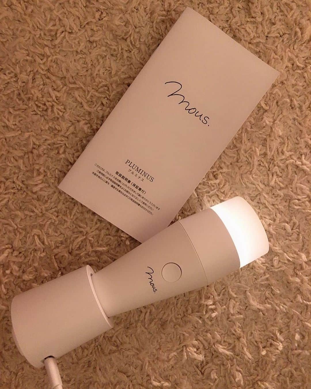 のインスタグラム：「美顔器×インテリアとして話題の PLUMINUS（プルミナス）💆‍♀️  プルミナスの特徴はなんといっても 🤎一台で二役！！ ・美顔器 　プルミナスで洗顔・スキンケアすると 　リフトUP・トーンUP・キメUP。 ・インテリア 　洗面台・ドレッサーの間接照明にも  美顔器でもあり、 置くだけで可愛いインテリアにもなるの！  微細な振動による「超音波ケア」は、 振動をほとんど感じにくく、 嫌な痛みやピリピリ感がないのが特徴🌟 刺激感の少ない美顔器でケアしたい！ という方に、おすすめです。  美顔器によってはピリピリするものも あるから、 お肌弱い私も痛みを感じなかったので 敏感肌の方も安心してお使い頂けます！  以下、まとめるとこんな感じ🤎 🌟３Dシリコンジェルヘッドで肌にやさしい 🌟スキンケアは顔だけじゃない　 　首や頭皮ケアまで 🌟どこでも使えるコードレス&防水仕様 🌟インテリアライトのような美しさ  毎日の洗顔・スキンケアの際、 自分の手の代わりに”プルミナス”を使う だけなので、 新たな手間も、専用化粧品も不要だから、無理なく続けられます！！ 忙しくてエステにいけない、 十分なケアをする時間のない、 忙しい方も綺麗になれるからおすすめ！  🌟私が投稿した今日から3日間 12/15-12/19まで5,000円オフの キャンペーンをやってます！  ★5,000円offキャンペーン ・専用クーポン：maim  とってもお得になるので 是非、公式インスタグラムや ホームページを見てみてください！  🤎取り扱いSHOP ・バーニーズニューヨーク全店(https://www.barneys.co.jp/) ・全国のエステ・美容サロンにて  #美顔器#おうちエステ#毛穴#リフトアップ#保湿#おうち美容#美肌#シンプルケア#インテリア#間接照明#超音波#防水#mous#プルミナス#PLUMINUS#おこもり美容」