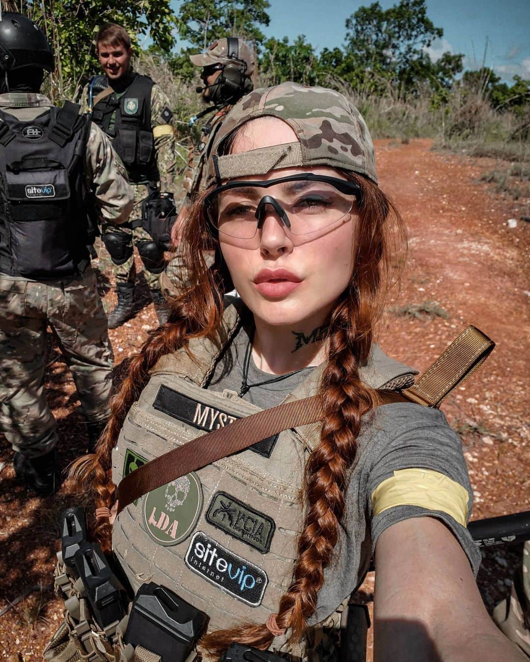 Anna Vargasのインスタグラム：「Nesse último domingo participei de um jogo organizado pelo @royalteamairsoft . O Sargento Alberto, um dos líderes do RTA, sempre monta jogos muito interessantes e faço questão de comparecer sempre que posso. Dessa vez, muitos que haviam confirmado presença não apareceram pra jogar e acabou sendo só 8 pra cada lado. Não que isso seja um problema, na minha visão. Particularmente, aprecio muito os jogos menores porque acabam sendo mais táticos e oferecem mais oportunidades de protagonismo para todos os jogadores. Foi um jogo de muito fairplay, bem dinâmico e nós simulamos três situações diferentes. O meu lado foi derrotado nas duas primeiras rodadas. Uma vez por falha estratégica: Fomos mais rápidos, mas eles foram mais inteligentes e eficazes. Optaram por ir sem pressa ao local de coleta do objetivo, mas deixaram parte do squad guardando a posição final onde ele deveria ser depositado. Enquanto nós, contando com a vantagem de localização, optamos por tentar chegar primeiro para coletar o objetivo e apenas montar perímetro pra se caso tivéssemos contato inimigo. De fato, coletamos o objetivo muito antes, mas não conseguímos levá-lo ao local de entrega, porque o inimigo já estava posicionado lá e suprimiu todas as nossas tentativas de aproximação. Na segunda rodada, perdemos pela desvantagem do terreno: Eles estavam numa localização privilegiada em relação a nós e conseguiram chegar lá primeiro. E, na última rodada, finalmente conseguimos cumprir a missão com louvor, usando velocidade para chegar ao local de dominação, estratégia para dividir e posicionar bem o nosso pequeno contingente e muita comunicação e trabalho em equipe. 💪🏻 O legal do airsoft é isso: por mais que sempre tenha um lado que cumpre a missão e outro que falha, não é exatamente um jogo competitivo. A gente tá ali simulando situações, experimentando estratégias, se testando e aprendendo o tempo todo. Mesmo quando a missão falha e o outro lado sai vitorioso, sempre há pequenas conquistas a se comemorar, e mesmo quando se cumpre a missão e se ganha o jogo, sempre há lições a serem assimiladas e pontos a buscar melhorar da próxima vez.🤘🏻 #airsoft #airsoftgirl #milsim #military #gunsandgirls」