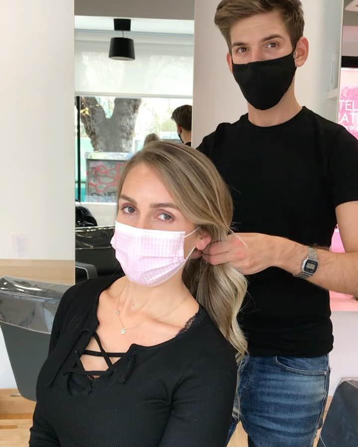 ソフィア・バルビのインスタグラム：「Graciass por venir a verme! @hairbysergio ❤️❤️」