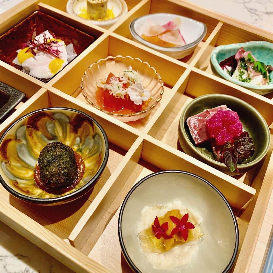 大桃美代子さんのインスタグラム写真 - (大桃美代子Instagram)「料理コンセプトが「modern japanese〜和魂洋才〜」のMOSS CROSS TOKYO」。  シェフが惚れ込んだ日本各地の食材を魅せつつ味わう時間が贅沢。  青森のスッポン、  自社農園のビーツ  ウイキョウのオイル  宮城県の漢方和牛、、、etc,  華やかな和食は医食同源のストーリーからうまれていました。  楽しませ上手なレストランに、😁😁が止まらない。  脳内活性化いちじるしい時間でした。  クニちゃんのおかげか？！  こちらはディナーでしたが、ランチもコースで2800円から！  フードエンターテイメントを満喫しました。  クニちゃん、ありがとう😊  #mosscrosstokyo @frasersuitestokyo  #akasaka#赤坂#tbs #luxuryhotel #アパートメント #赤坂グルメ#frasersuitestokyo  #医食同源#ヘルシー#funtotrip #暮らすように旅する#レジデンス」12月15日 23時52分 - miyoko_omomo