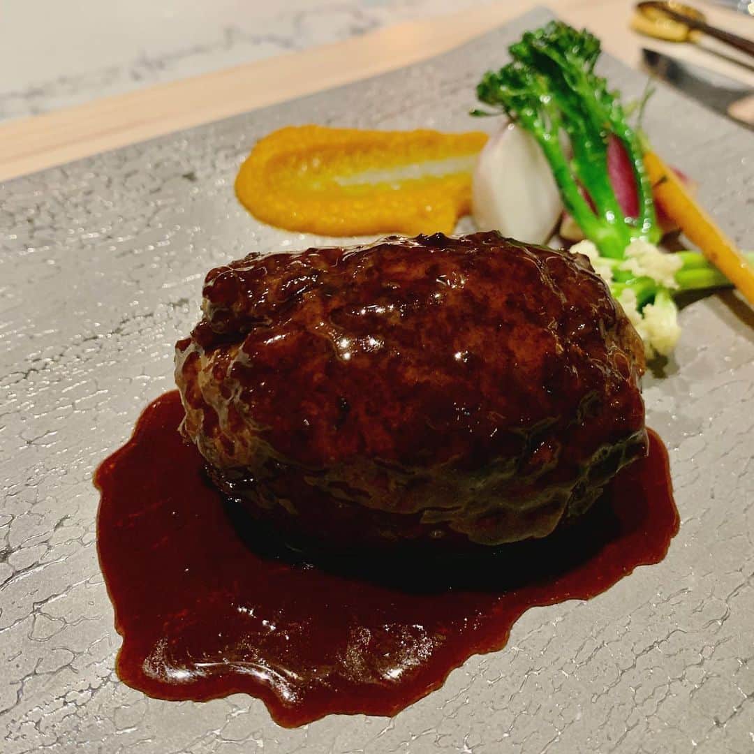 大桃美代子さんのインスタグラム写真 - (大桃美代子Instagram)「料理コンセプトが「modern japanese〜和魂洋才〜」のMOSS CROSS TOKYO」。  シェフが惚れ込んだ日本各地の食材を魅せつつ味わう時間が贅沢。  青森のスッポン、  自社農園のビーツ  ウイキョウのオイル  宮城県の漢方和牛、、、etc,  華やかな和食は医食同源のストーリーからうまれていました。  楽しませ上手なレストランに、😁😁が止まらない。  脳内活性化いちじるしい時間でした。  クニちゃんのおかげか？！  こちらはディナーでしたが、ランチもコースで2800円から！  フードエンターテイメントを満喫しました。  クニちゃん、ありがとう😊  #mosscrosstokyo @frasersuitestokyo  #akasaka#赤坂#tbs #luxuryhotel #アパートメント #赤坂グルメ#frasersuitestokyo  #医食同源#ヘルシー#funtotrip #暮らすように旅する#レジデンス」12月15日 23時52分 - miyoko_omomo