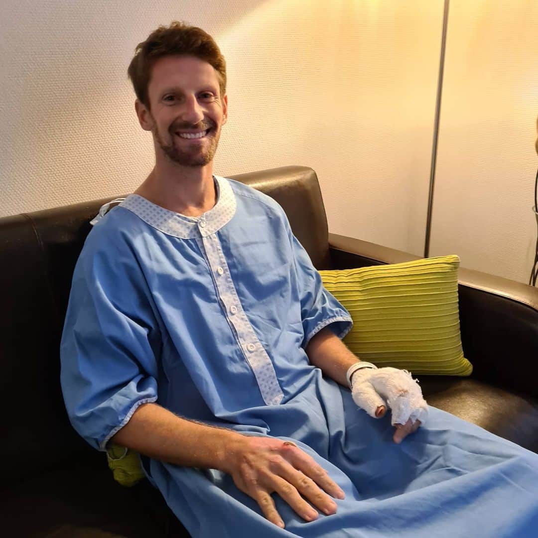 ロマン・グロージャンのインスタグラム：「-2h before surgery. On my left hand, the thumb ligament has been damage in the crash and we need to clean the wounds from the burn. Right hand also getting some treatment after some early 2020 injury Should be a new man tomorrow 👍🙏💯」