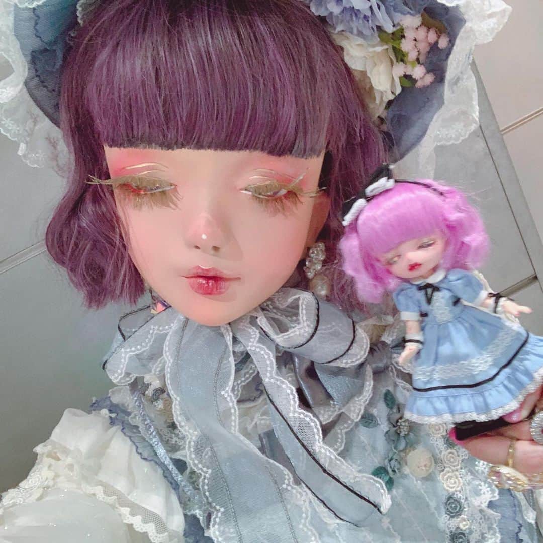 のインスタグラム：「#なまいきtonight 終わりました♪ 伺ったところみなさん入場並んで会いに来てくださってたみたいで、私のために沢山の時間を本当にありがとうございました😢🙏✨ お久しぶりでしたがみんな元気そうでとても安心しました🌷 そしてイベント自体へ入場もできなかった方もいらっしゃったようで…本当に申し訳ありません。  また細々とイベント参加や個展なども再開すると思うので、その折はぜひゆっくりお話しましょうね☕️  ★  そういえば 次個展やるときは一週間ぐらい期間取って椅子置きまくって居座りまくっていいことにしたいなあ  わたしのファン氏はどんな感じだったら一番楽しいかな？って考えてたんだけど、やっぱり、お茶会といっても4人とかで超ちっちゃくやることにして、わたしもカバンに入るだけのわずかな作品だけ持っていくことにして、基本的にはゆっくりじっくりお話することを楽しめるのがいいのかなあと思った🌷 こうだったら最高！ってのがあったらいつでも教えてください♪」