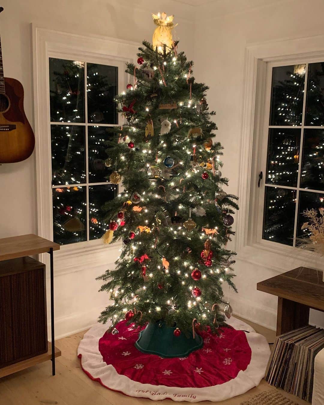 ベス・ベアーズのインスタグラム：「Even in #2020 it's still the most wonderful time of my year. I love the holidays. Holiday decorating, music, baking. With or without a pandemic- finding gratitude and joy moment to moment is one of the best ways to combat anxiety. 🎄🎄🎄」