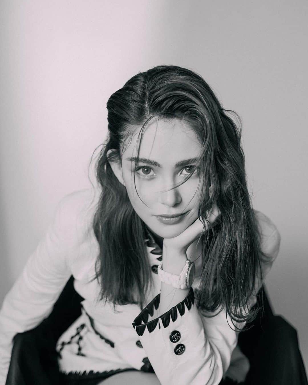 ハンナ・クインリヴァンのインスタグラム：「Check me out on December Mu/se 💕  @musemagsg」