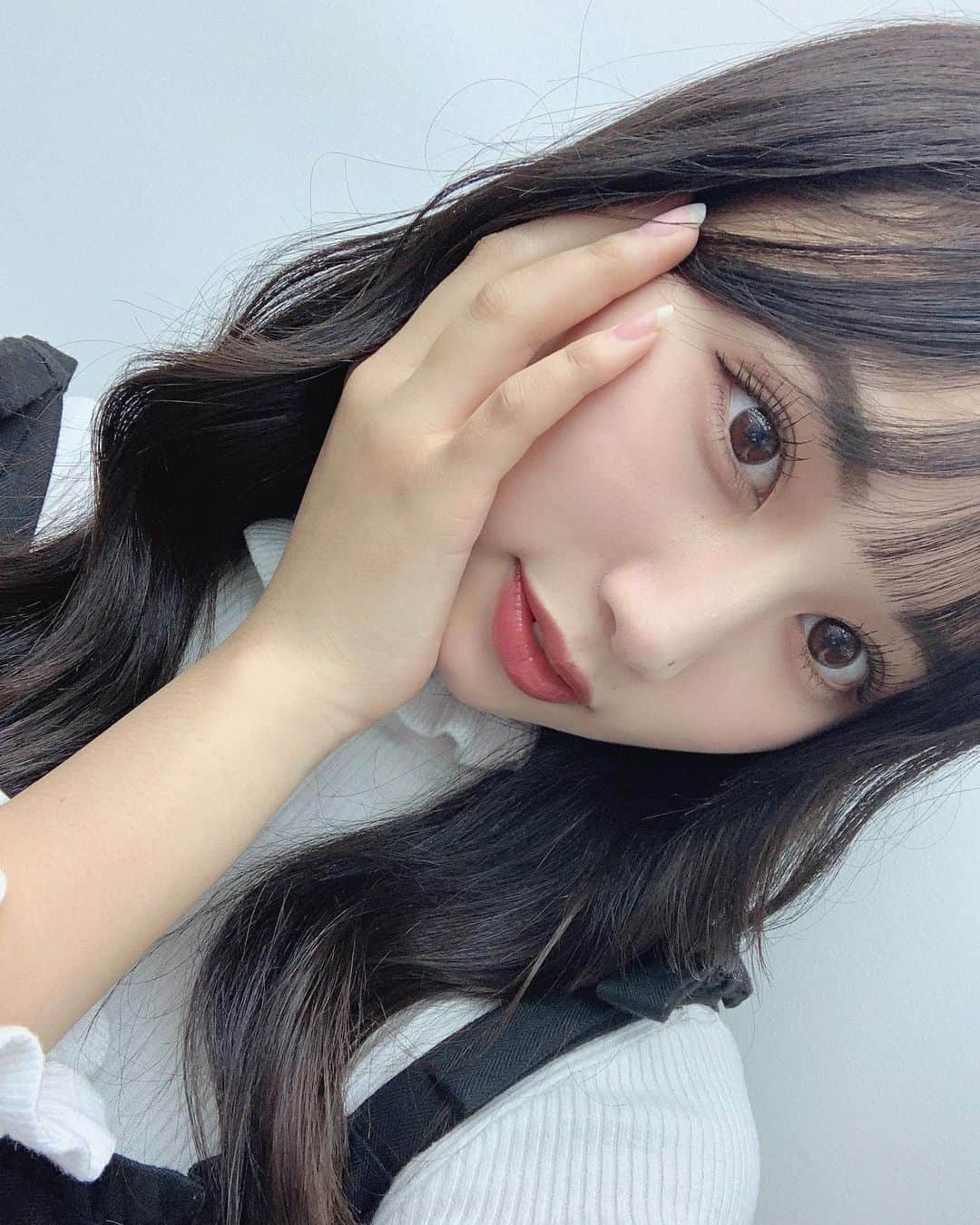 宮丸くるみのインスタグラム：「この日はまつ毛がうまく行きました♥^^  #canmake の #クイックラッシュカーラー  に#uzu の #マイクロマスカラ を重ねるのがスキ、、🤭  ・ ・ ・  #リリバリ #lilyofthevalley #idol #アイドル #jk #17歳 #高校生 #ぱっつん前髪 #シースルーバング #ロングヘア #巻き髪 #黒髪 #まつ毛カール」