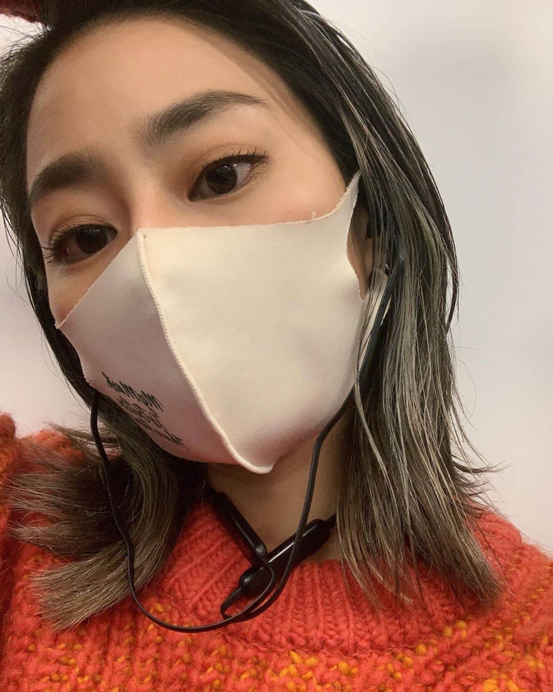 のインスタグラム：「必需品🎧とNew hair🤎💛 #beats  #セキネノマスク」