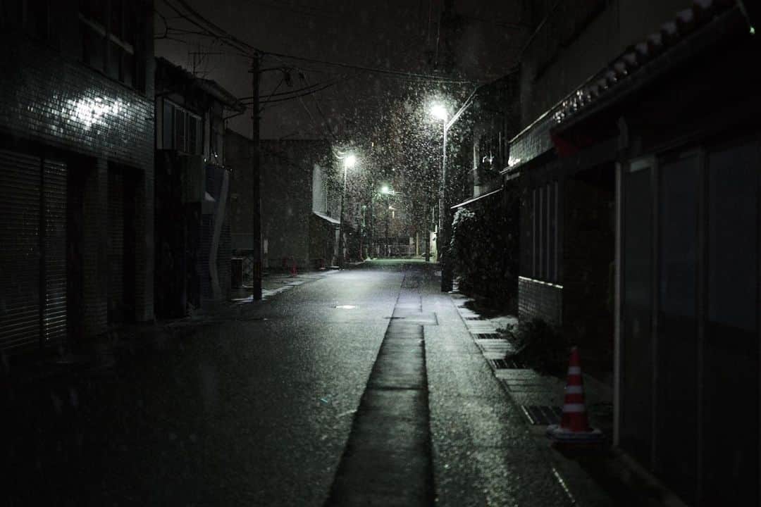 谷尻誠のインスタグラム：「街が暗いから雪が綺麗。 #三次 #雪 #故郷」