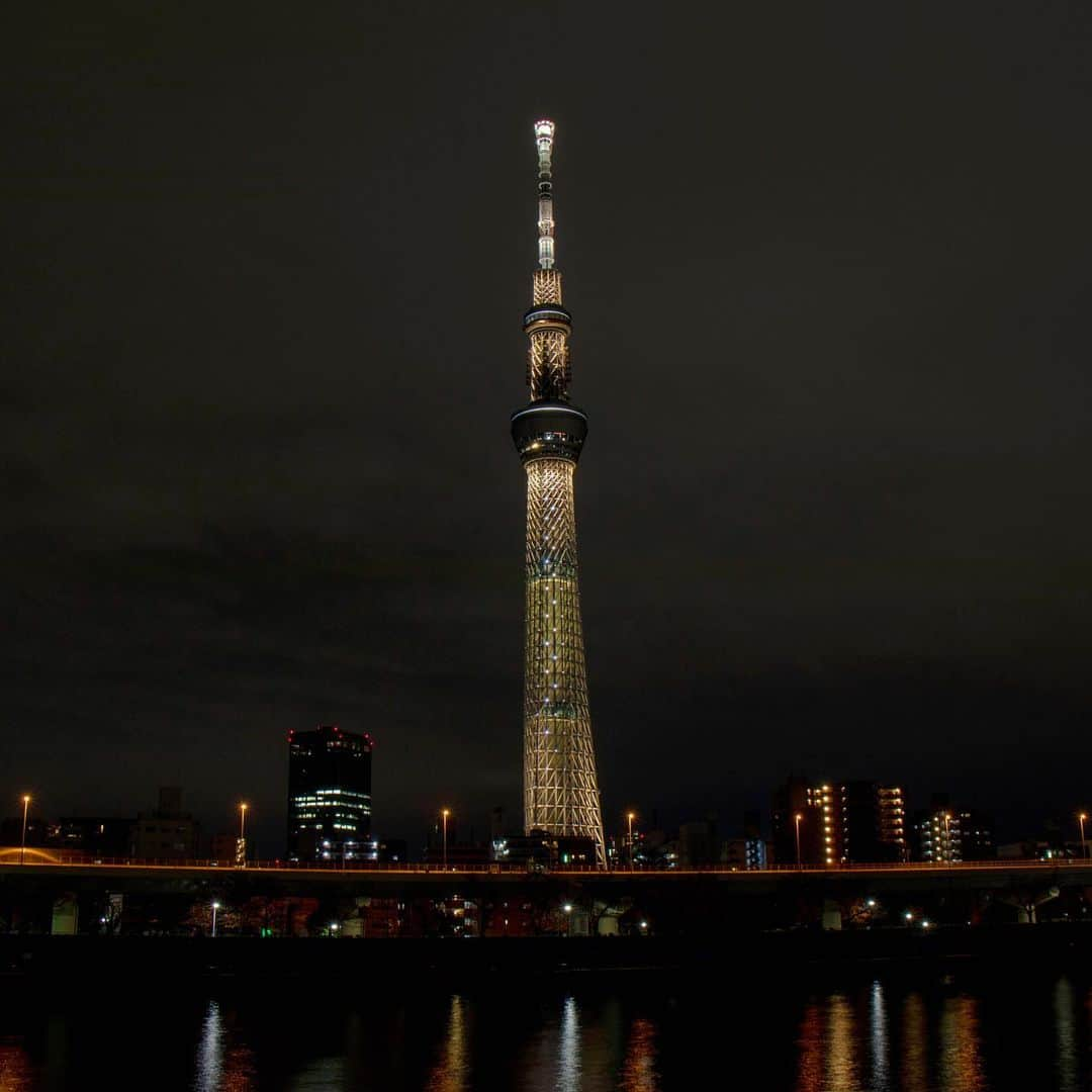 2020年東京オリンピックのインスタグラム：「1⃣0⃣0⃣ Days To Go to the Olympic Torch Relay. 🔥 #HopeLightsOurWay   Today, the local municipalities that will participate in the Olympic Torch Relay next year have been confirmed. 🗾  The Tokyo Skytree was also lit up in sakura and gold, the colours of the Olympic torch. 🌸  📸 Photo by ©TOKYO-SKYTREE」