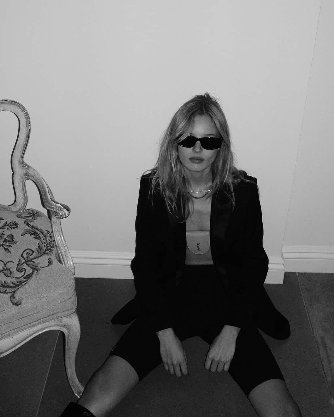 ペイジュ・ライフラーのインスタグラム：「lonely viewing @ysl 🤍 @anthonyvaccarello」