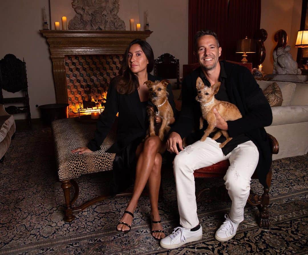 JEN ATKINさんのインスタグラム写真 - (JEN ATKINInstagram)「Swipe 👉🏼 to see what a family portrait with 2 dogs REALLY looks like behind the scenes. 📸 @carlosericlopez」12月16日 0時15分 - jenatkinhair