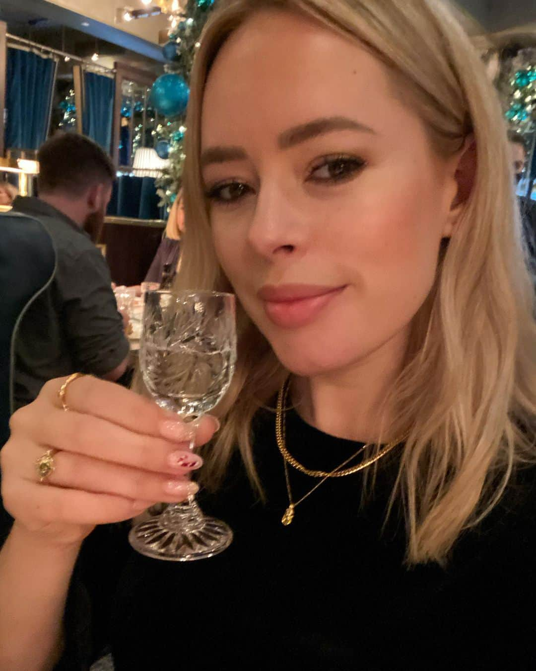 タニヤ・バーさんのインスタグラム写真 - (タニヤ・バーInstagram)「nothing says Christmas like a -18 degree vodka shot 🥶🎄」12月16日 0時17分 - tanyaburr