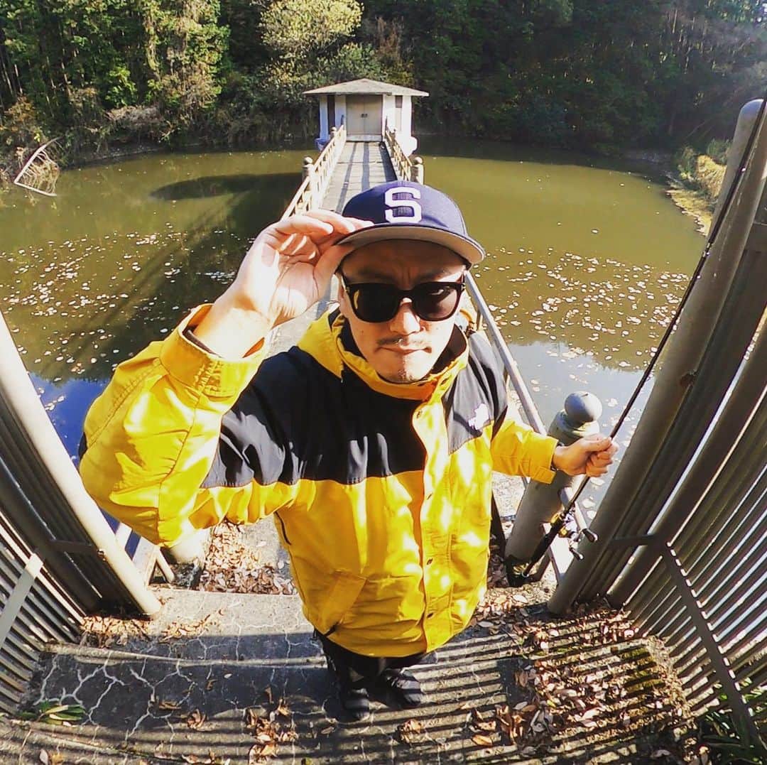 伊藤千秋のインスタグラム：「2020年ラストバスを求め登山しましたが、彼らは想像を超えるぐらい凍ってました。 FFの魔法ライブラが本当に欲しい。 天気は良く釣り日和だったんだけど、山頂は想像よりも冷え込んでましたわ。 シャローのトップ。 ボトムのメタル。 敗北の祭り。 ほんま追い焚き機能下さい。 @snipeer_you @snipeer_official  SnipeerCAPで気合入れてんけどなー。 次回は温排水の巻！！！ 冬らしいドラマの無い釣り納めでした✨✨✨✨ あっ↓ #先日の出来事です #Claps #clapsstore #fishing  @newerajapan  @goprojp  #goproのある生活  #来年は必ず」