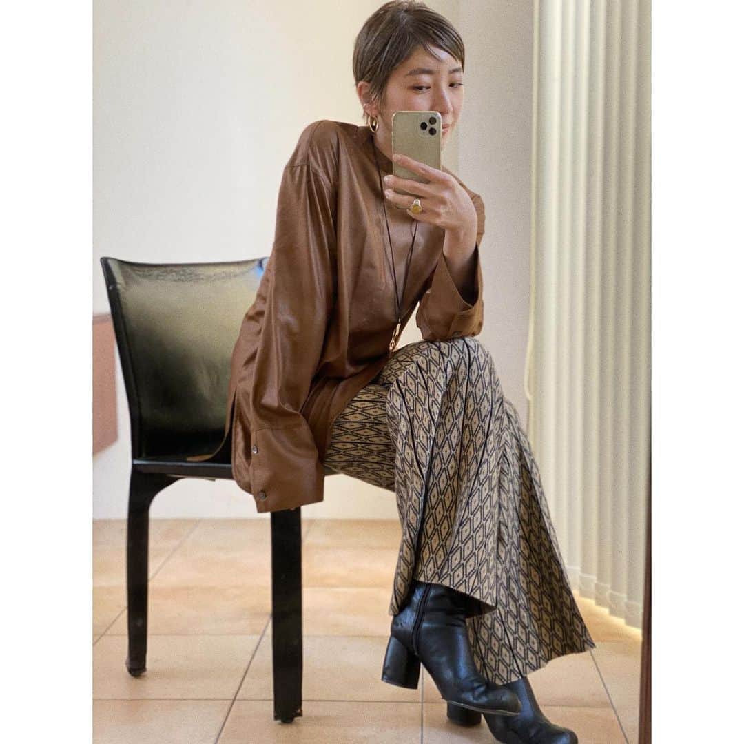 のインスタグラム：「こないだの #よしだ_服   どちらも @todayful_   髪色変わってから 毎朝服選ぶのたのしい🤎 いまなら何色でも 着こなせちゃう気がする、、😚  コートは黒でした◯」