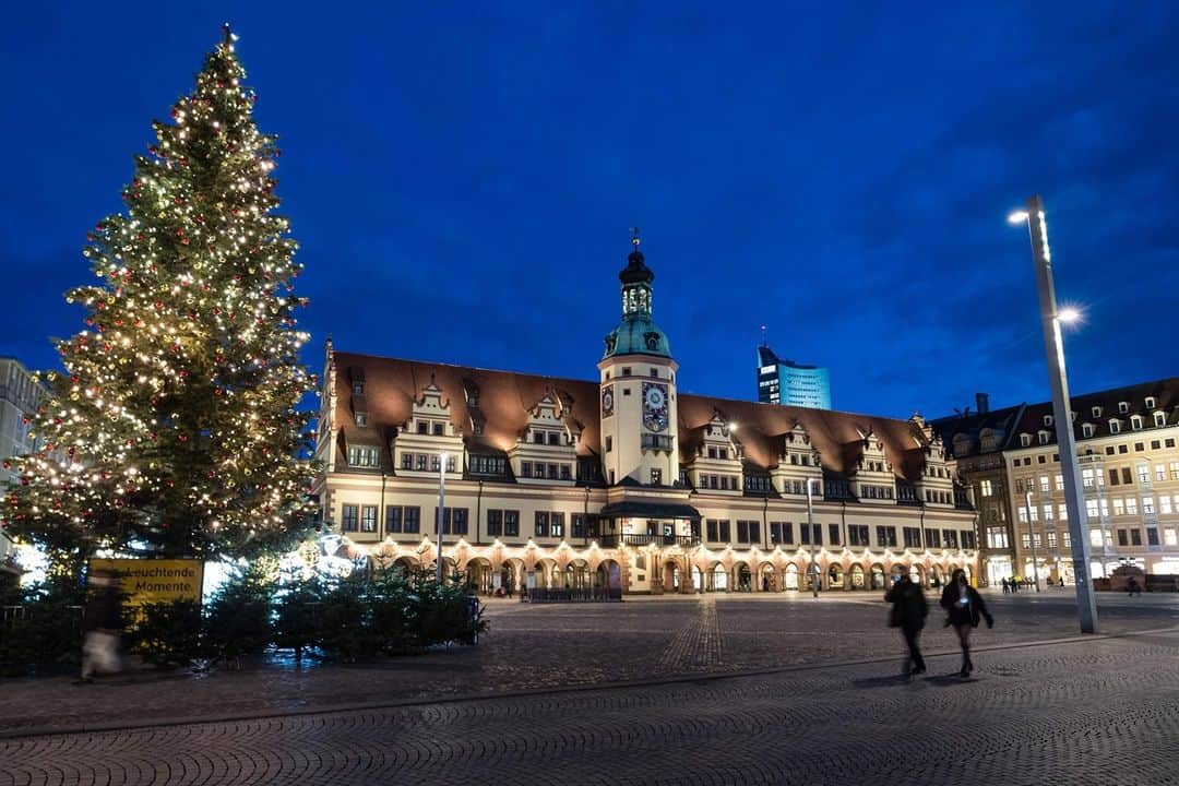 NBC Newsさんのインスタグラム写真 - (NBC NewsInstagram)「People walk through a nearly deserted market square decorated for Christmas in Leipzig, Germany.⁠ ⁠ 📷 Jens Schlueter / @afpphoto」12月16日 0時38分 - nbcnews