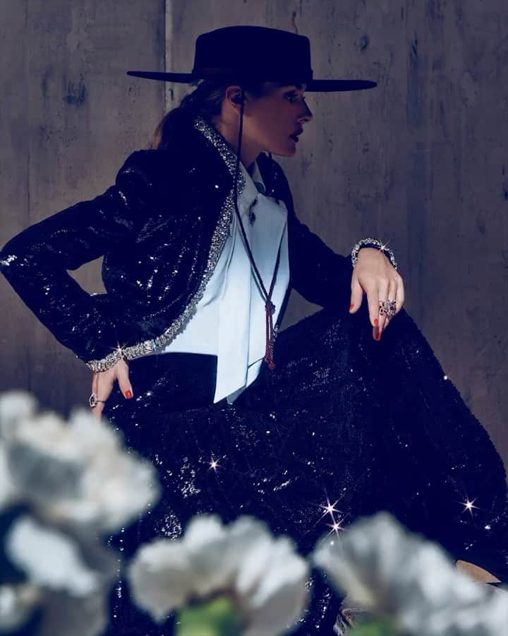 オリヴィア・パレルモのインスタグラム：「A little savoir-faire for @savoirflair ❇️ ⁣ ⁣ A glittering glimpse at an editorial for the Middle Eastern publication’s coffee table book by @assouline commemorating their 10-year milestone anniversary. We shot this in the summer of 2019 in Paris (what feels like forever ago) when I had recently returned from a visit to Dubai to launch my collaboration with @karllagerfeld. The world has certainly gone through a lot since then but the Middle East remains one of my favorite places to visit and cultures to experience 🥰 More from the shoot in stories!⁣ ⁣ 📷: @jeremyzaessinger  💇🏼‍♀️: @benjamin_pinon ⁣ 💄: @sam_tsan  👗: @amarsana_style  🎬: Maya Itani ⁣ 🪜: @sir_arnaud_laurens」