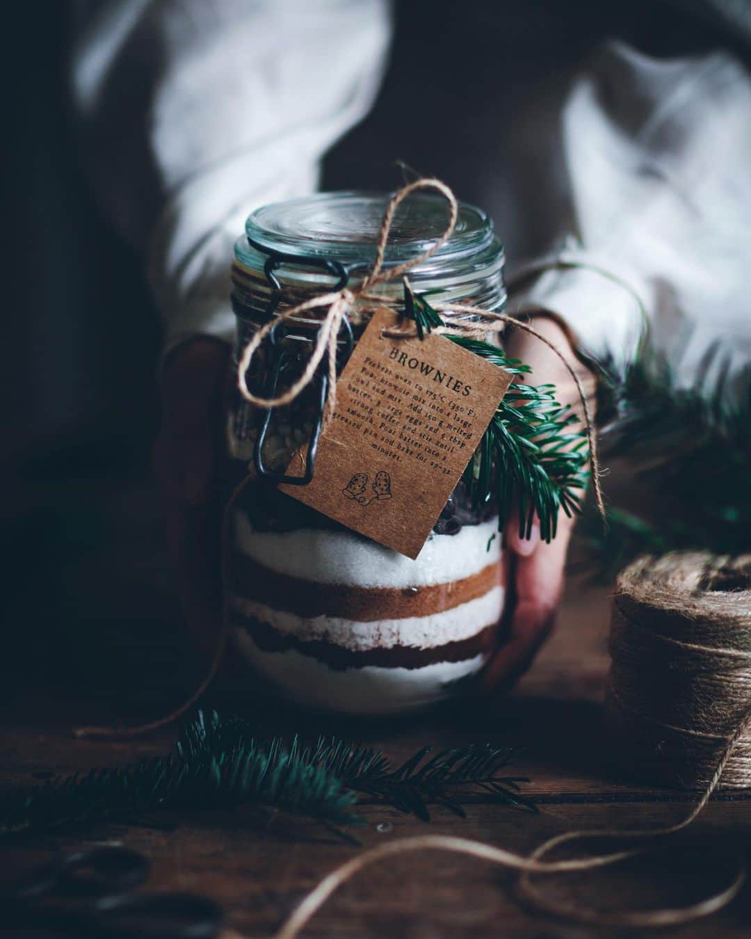 Linda Lomelinoのインスタグラム：「New blogpost and video! I’ve finally updated a post from 9 years ago with new photos, better instructions and a video to go with it ✨ This Brownie mix is the perfect edible gift for the Holidays! I just test baked it and it smells (and tastes) heavenly. I’ve also included a printable in the post, so you can also print this tag to go with your gift 😊 Recipe is up on callmecupcake.se, all links in my profile. #ediblegift #ediblechristmasgifts」