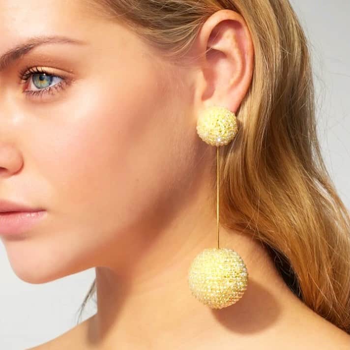 サッチン+バビのインスタグラム：「The Aria. Isn’t she glorious, a beaded sphere of sunshine suspended by a golden chain. #sachinandbabi」