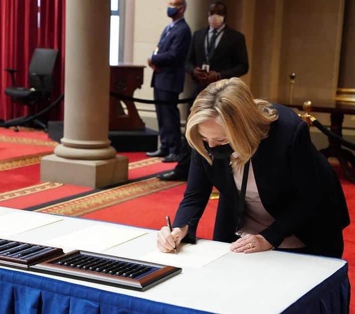 ヒラリー・クリントンさんのインスタグラム写真 - (ヒラリー・クリントンInstagram)「Signed, sealed, and delivered at the New York statehouse yesterday along with my fellow electors. Congratulations again to President-elect @JoeBiden and Vice President-elect @KamalaHarris.」12月16日 0時34分 - hillaryclinton