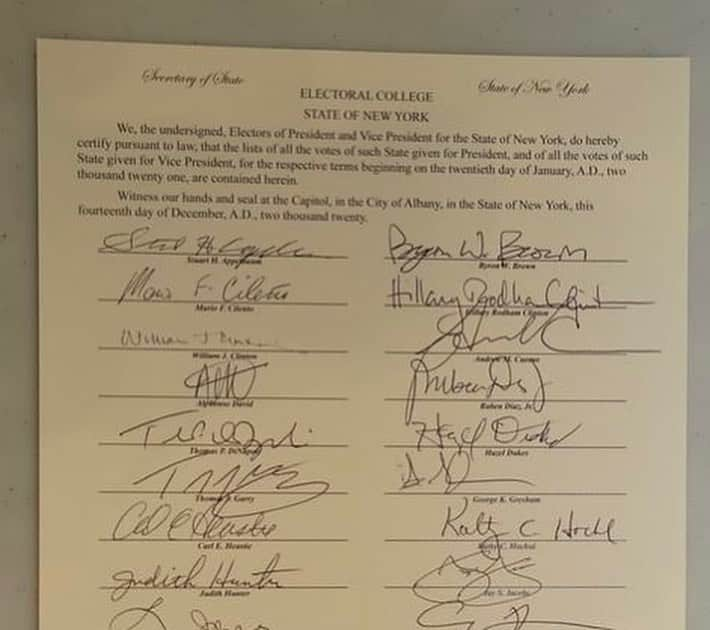 ヒラリー・クリントンさんのインスタグラム写真 - (ヒラリー・クリントンInstagram)「Signed, sealed, and delivered at the New York statehouse yesterday along with my fellow electors. Congratulations again to President-elect @JoeBiden and Vice President-elect @KamalaHarris.」12月16日 0時34分 - hillaryclinton