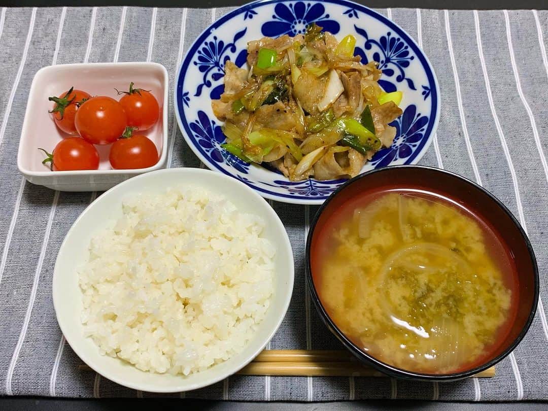 のインスタグラム：「. . . . . 今日の夕ごはん🍴 . . ☑︎ごはん . ☑︎玉ねぎとあおさの味噌汁 . ☑︎長ねぎと豚肉のオイバター炒め . ☑︎ミニトマト . . . 久々に載せます〜っ🐷!! . . オイスターソースとバターで炒めたんだけど、意味わからんくらい美味かった👼✨ . . なんの調味料足したら美味いとか考えられるようになったので、2020年で料理の腕が相当鍛え上げられたっぽい💪🔥 . . . . . #cooking #dinner #yummy #cafe #lunch #breakfast #自炊女子 #自炊生活 #料理写真 #夕ごはん #オイスターソース #あおさの味噌汁 #飯テログラム #料理 #小林ごはん #てづくりごはん365 #おうち時間」
