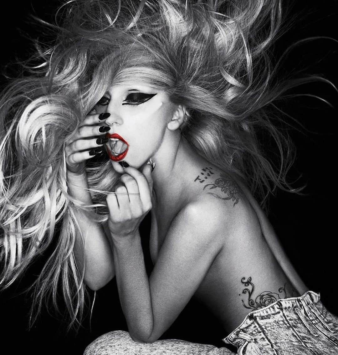 ValGarlandのインスタグラム：「Can’t believe it’s 10 years ago @ladygaga💥💥💥💥💥  Photographed by: @nick_knight  Styled by: @nicolaformichetti  Hair by: @sammcknight1 Makeup by: @thevalgarland Manicure by: @mariannewman   #LadyGaga #BornThisWay #NickKnight #ValGarland」