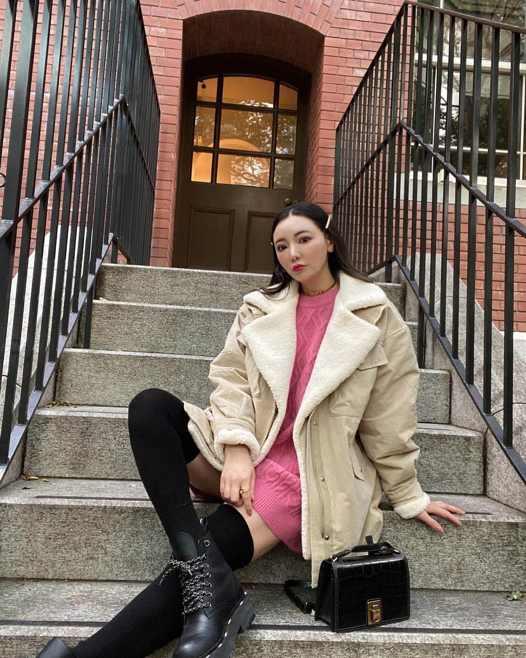 クリスティン・ウェイのインスタグラム：「It’s getting cold. Keep warm. @valmuer_official #valmuer #ootd #cwfashion  #christinewei #クリスティンウェイ #valmuer #ヴェルムーア #fashiongram #fashionista  #セットアップコーデ」