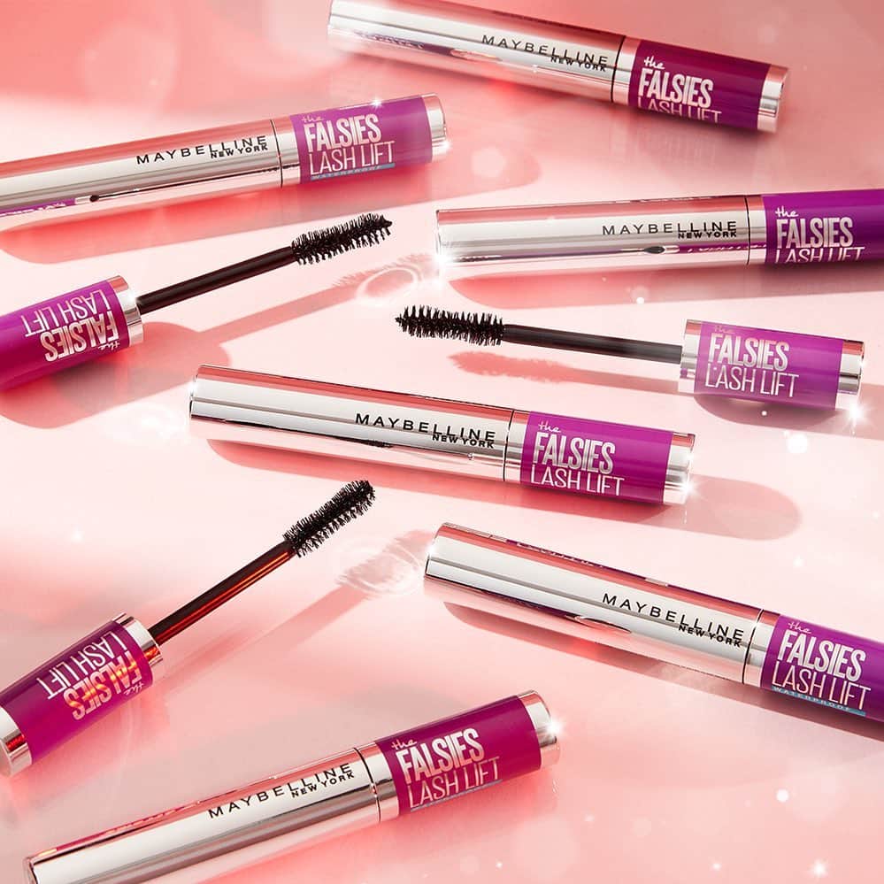 Maybelline New Yorkさんのインスタグラム写真 - (Maybelline New YorkInstagram)「Get long lifted lashes this holiday with our #falsieslashlift mascara! Drop a 💜 below if you’re loving this fan fave to coat your lashes.」12月16日 0時55分 - maybelline