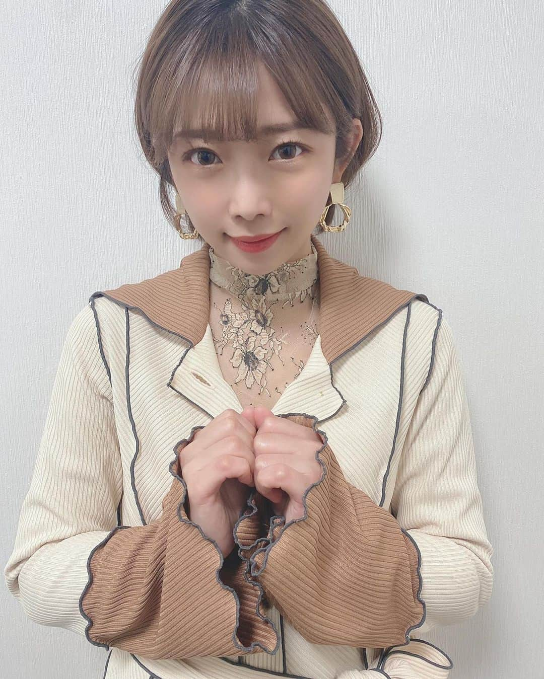 紗倉まなさんのインスタグラム写真 - (紗倉まなInstagram)「今日の衣装、@tokyo_bank さんのお洋服、ふりふり＆てろーん とした素材で凄くかわゆすでした。写真1枚目、袖の形状がとても良きだと思いませんか？🙋‍♀️  そして本日もアベプラご覧いただきありがとうございました！  ◉ニュース① 自民案から消えた選択的夫婦別姓  反対派の”中心” 高市議員が出演  ◉ニュース②  米大統領選と陰謀論  ◉SDGs特集 宇宙開発の技術が地球を救う？  という流れでお送りしました🙋‍♂️ 　  何気に年内のアベプラもラストに近づきつつある...！(次は来週23日)  #アベプラ #abemaprime」12月16日 0時47分 - sakuramanateee