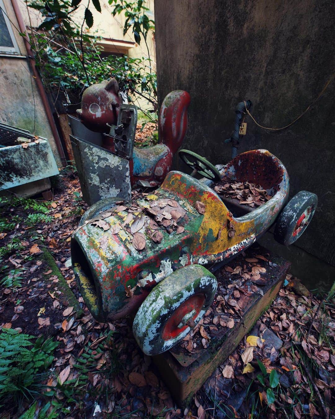 啝 （わ）のインスタグラム：「play equipment 𓆲 𓆲 𓆲 #abandonedafterdark #urbex_supreme #desertedplaces #abandon_seekers_ #urbex_regards #welcometwoneverland #kings_abandoned #abandonedcentral #the_urbex_institute #renegade_abandoned #rsa_preciousjunk #glitz_n_grime #gotrespassing #savethedecay #bandorebelz #abandoned_addiction #abandoned #urbex #global_urbex #urbex_utopia #abandonig #allabandoned #urbex_kings #sombrexplore #grime_lords #urbxtreme #all_is_abandoned #discarded_butnot_forgotten #廃墟 #made_in_decay」