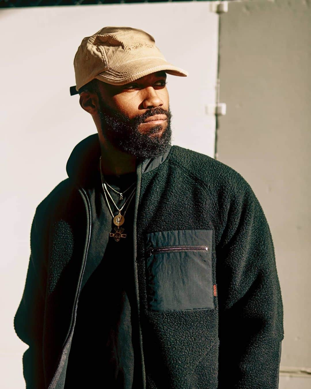 のインスタグラム：「One of our Winter favorites. The Boa Fleece Zip Jacket is perfect as a layering piece and as a light jacket for the cold weather.⁠ ⁠ [Jacket] Boa Fleece Zip Jacket⁠ [Hat] Corduroy Jet Cap⁠ [Pants] Boa Fleece Truck Pants⁠ .⁠ .⁠ .⁠ #gramicci #photography⁠ #indoorlifestyle #urbanexplorer ⁠#outdoorlifestyle #urbanexploration #urbanoutdoor #outdoorfashion #performance #fashion #stylish #model #gowiththeoriginal⁠ #climbing #nature #fashioninnature #streetwear #streetstyle #winterfashoin #fleecepants #menspants #cozypants」