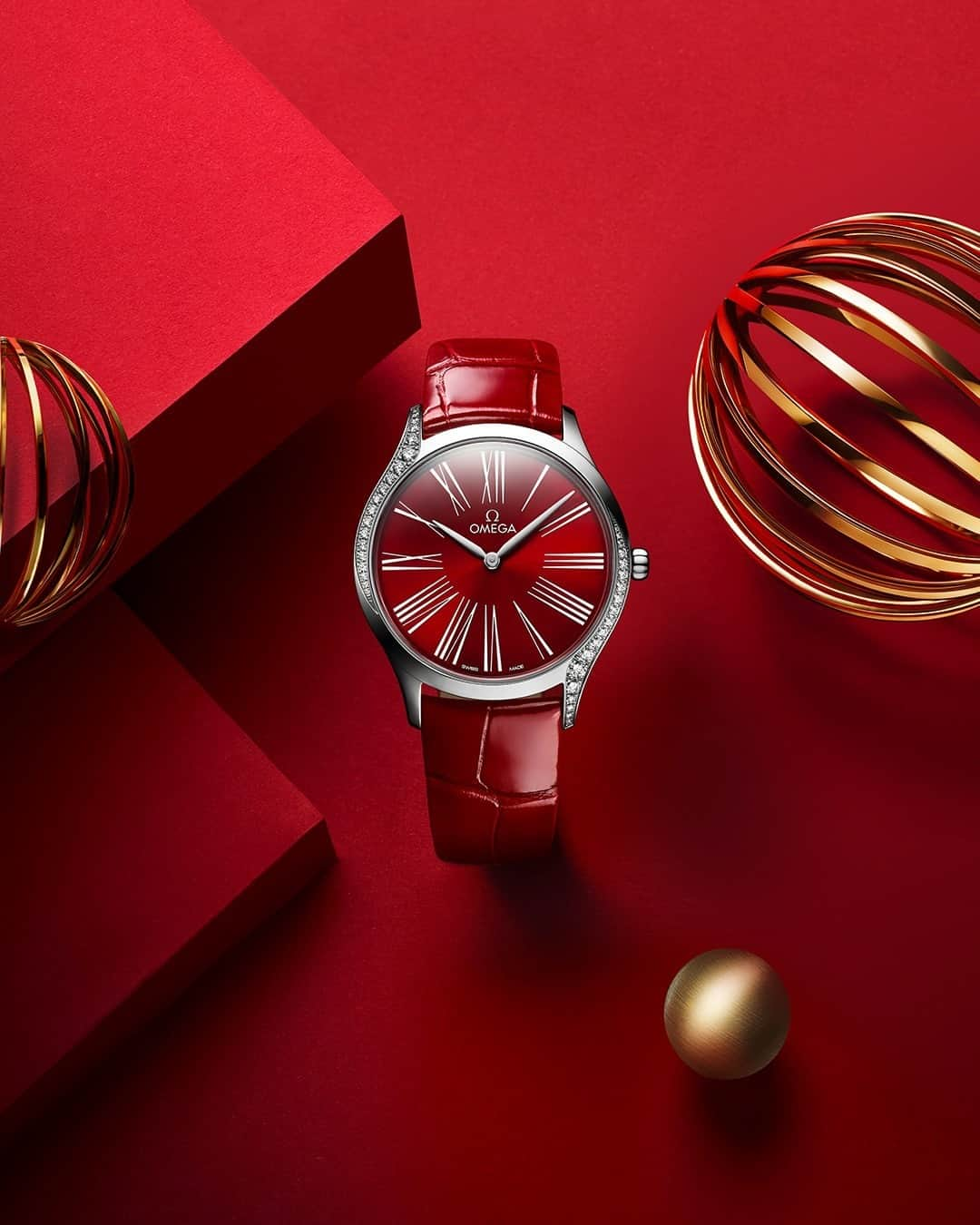 オメガさんのインスタグラム写真 - (オメガInstagram)「#OMEGATresor Choose fireproof wrapping, this gift is red hot.」12月16日 1時00分 - omega