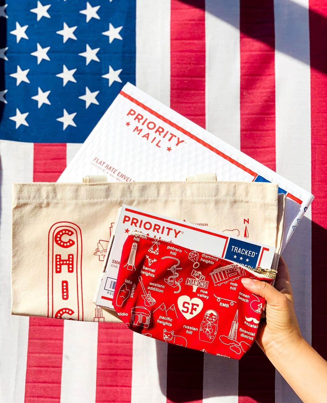 マップトートのインスタグラム：「We are just a small team so get your orders in now! Although we love @usps and know they are working extra hard this year, they are experiencing delays, and we cannot guarantee Christmas delivery. We recommend choosing Priority or expedited UPS at checkout! And thank you for shopping small 😘」