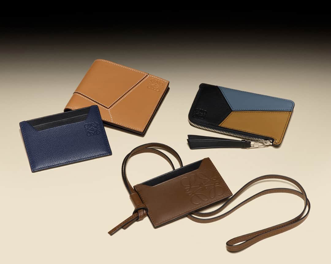 のインスタグラム：「Handcrafted walltets and cardholders from our selection of gifts  loewe.com  #LOEWE #LOEWEgifts」