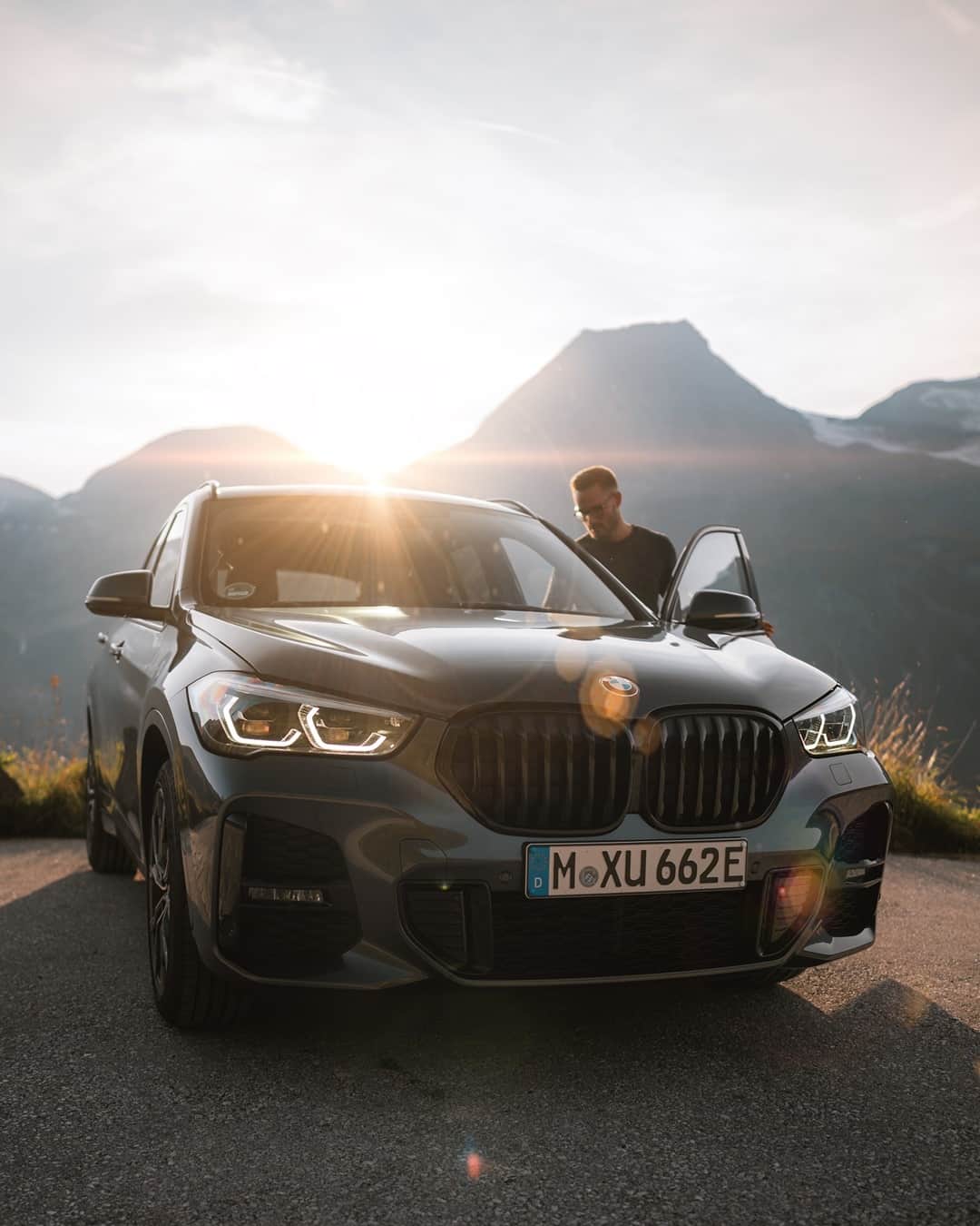 BMWさんのインスタグラム写真 - (BMWInstagram)「The light follows as you conquer the road ahead. The BMW X1. #TheX1 #BMW #X1 @mike.nimtsch @hrtpictures  __ BMW X1 xDrive25e: Energy consumption in kWh/100 km (combined): 14.3–13.8. Fuel consumption in l/100 km (combined): 2.1–1.9. CO2 emissions in g/km (combined): 48–43. Further information: www.bmw.com/disclaimer.」12月16日 1時00分 - bmw