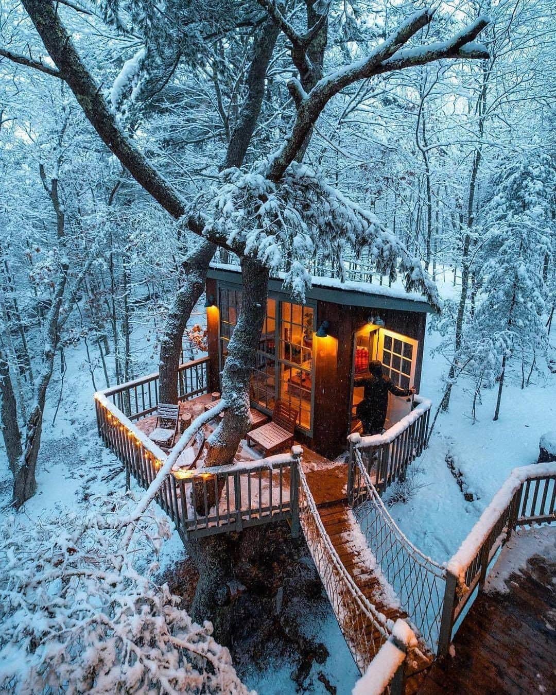 Discover Earthさんのインスタグラム写真 - (Discover EarthInstagram)「For anyone who ever wanted a treehouse as a kid, or always liked camping these places look amazing, don't you think? Where are you spending these winter holidays?  1. Harads, Sweden: @oskarbakke  2. Montana, USA: @michaelmatti  3. Georgetown, Maine: @kylefinndempsey  4. Lapland, Finland: @joonaslinkola  5.Rovaniemi, Finland: @meirr   ❄️ #discoverearth  . . . . .    #snow  #winter  #snowboard  #ski  #snowboarding  #skiing  #cold  #ice  #powder  #snowing  #snowflakes  #christmas  #mountain  #snowfall  #winteriscoming  #treehouse  #naturelovers  #autumn  #travelgram  #wanderlust  #wood  #instagood  #house」12月16日 1時00分 - discoverearth