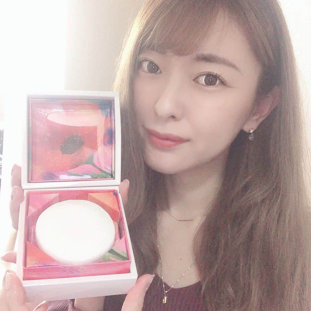 菊池かなこのインスタグラム：「. 赤いお花柄のパッケージが最強に可愛い @laxiii.japan の洗顔ソープ🧼 保湿力がすごいくてかなり感動してる😍 なんと洗顔からスキンケアまでこれ一つで終了します🧼 泡立ちが良すぎて、濃密な泡がすぐに出来上がる!! . . . ୨୧┈┈┈┈┈┈┈┈┈┈┈┈┈┈┈┈┈୨୧ @laxiii.japan #laxiii #ラクシー #洗顔石鹸 #お肌に優しい #美肌づくり #スキンケアソープ#オールインワン #ラグジュアリー #pr#洗顔ソープ#洗顔フォーム#保湿力#保湿ケア」
