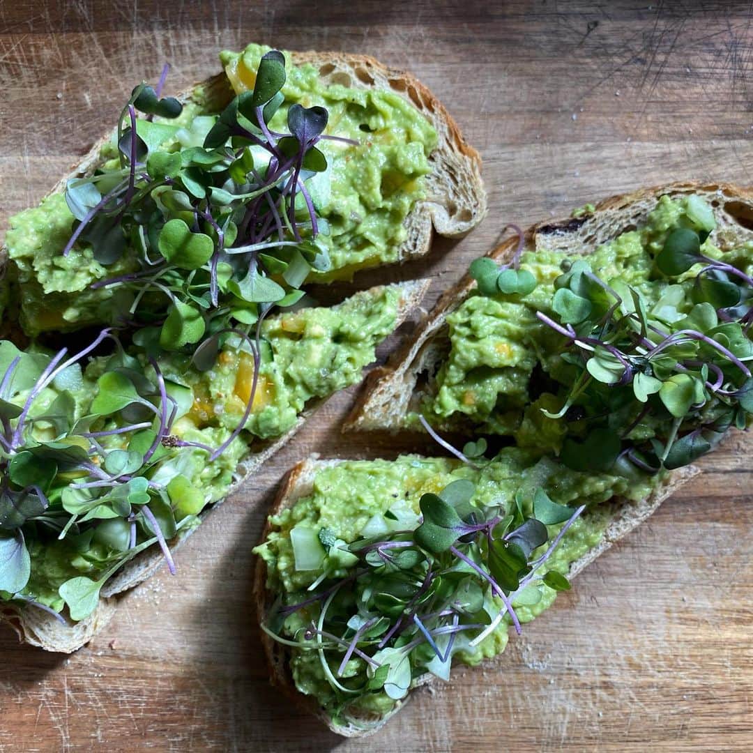 ケリスのインスタグラム：「Good morning , avocado toast smoked habanero salt. Gold mine favorites .  It's funny how there is nothing new under the sun . Avocado toast has become this trendy delicacy restaurants serve but like so many other things from our culture that have been taken and charged back to us , back in the day when we didn't have much it was just something to get by . It would never be something to serve someone or talk about . It's just a thought I had talking to my mom the other day . Lol well it was good then and it's good now . ❤️」