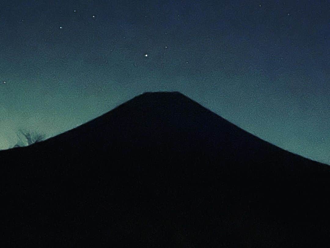 鷹木信悟さんのインスタグラム写真 - (鷹木信悟Instagram)「富士からの帰り道、夜の富士山を拝んだ🗻 合掌しているとタイミング良く流れ星を発見🌠いいもの見れたなぁ...感謝🙏 #霊峰富士 #世界文化遺産 #オリオン座」12月16日 1時05分 - takagi__shingo