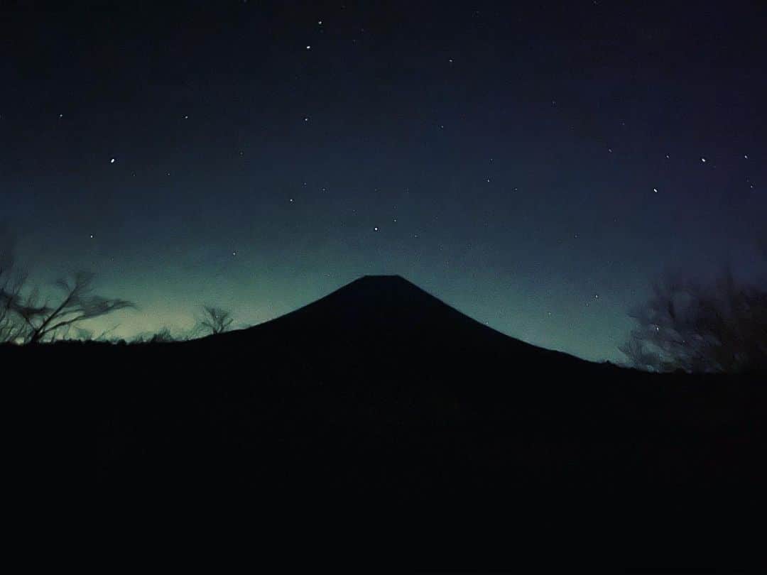 鷹木信悟さんのインスタグラム写真 - (鷹木信悟Instagram)「富士からの帰り道、夜の富士山を拝んだ🗻 合掌しているとタイミング良く流れ星を発見🌠いいもの見れたなぁ...感謝🙏 #霊峰富士 #世界文化遺産 #オリオン座」12月16日 1時05分 - takagi__shingo