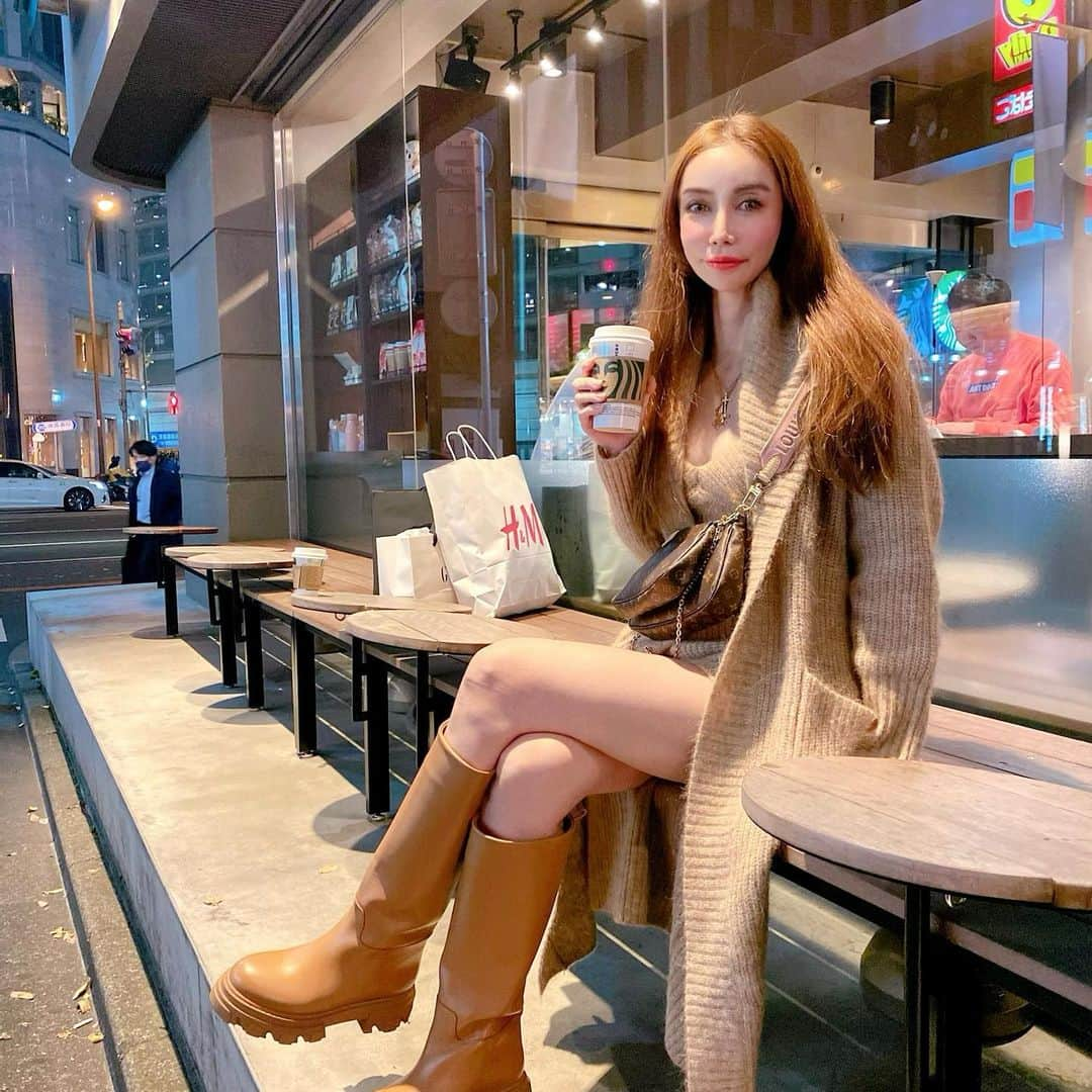 fashion dog loverのインスタグラム：「Winter outfit❄️❄️😅  #fashion #fashiongram #fashionstyle #fashionista #fashionblogger #fashionable #outfit#outfitoftheday #ootd #ootdfashion #naturalcolor #giacouture #zara#zarawomen #zarawoman #louisvuitton #starbucks #ザラ#ザラジョ #ザラコーデ #ザラジョ #冬コーデ #冬 #スタバ #ブーツ #ブーツコーデ #ニット #ルイヴィトン #ヴィトン」