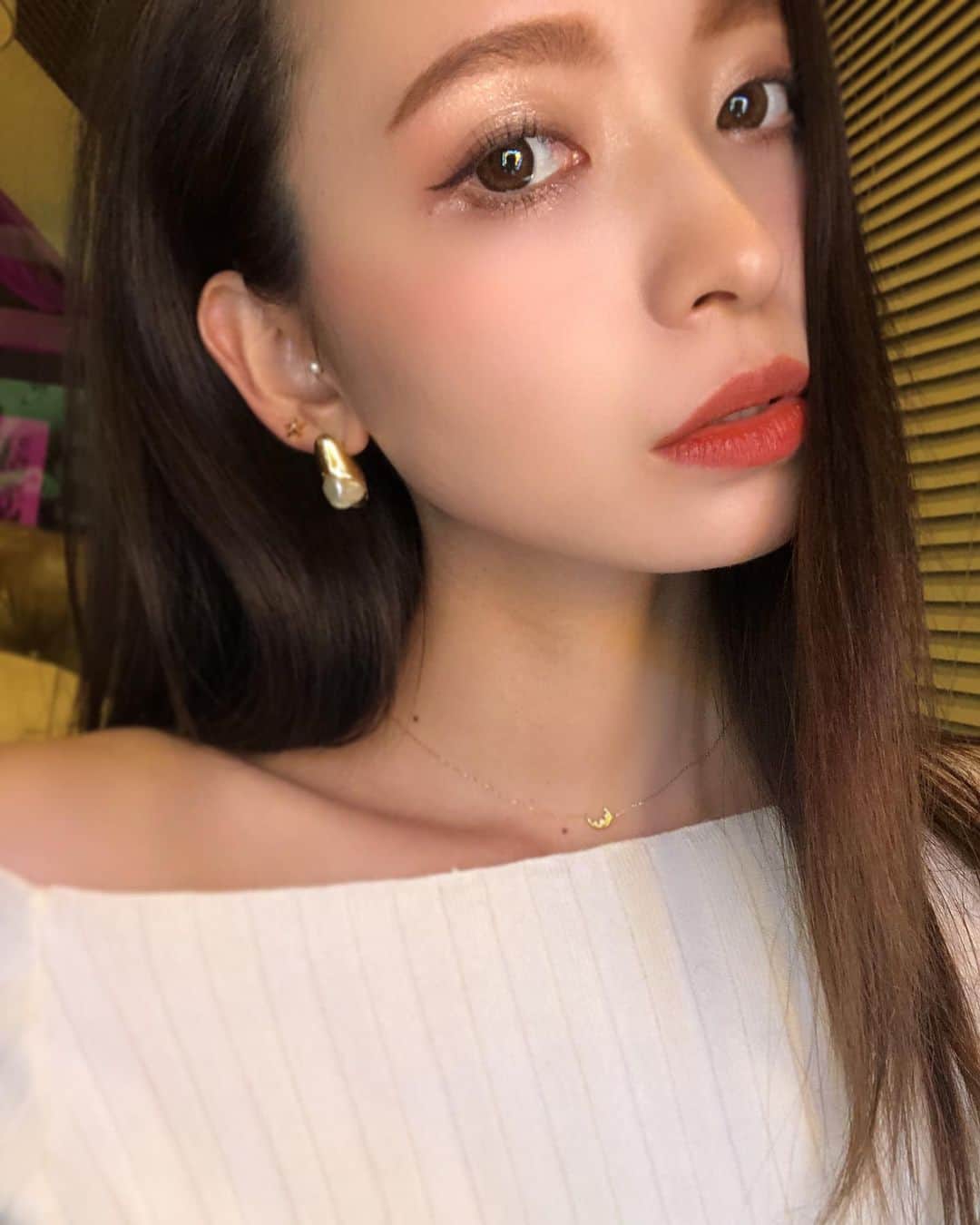のインスタグラム：「髪色を少しダークに。 白はお肌が綺麗に見えるなあ ぐへへへへへ🤍🤍🤍 . エアコン付けると お肌がパリパリ 乾燥との戦いだわ🥀 . . . ストーリーで みんなのとても貴重な意見 ありがとうございます🥺❤ 一つ一つみさせて 頂いております。。嬉しい😭... まだまだ募集しております🕊 . . おやすみん。🌙*ﾟ」