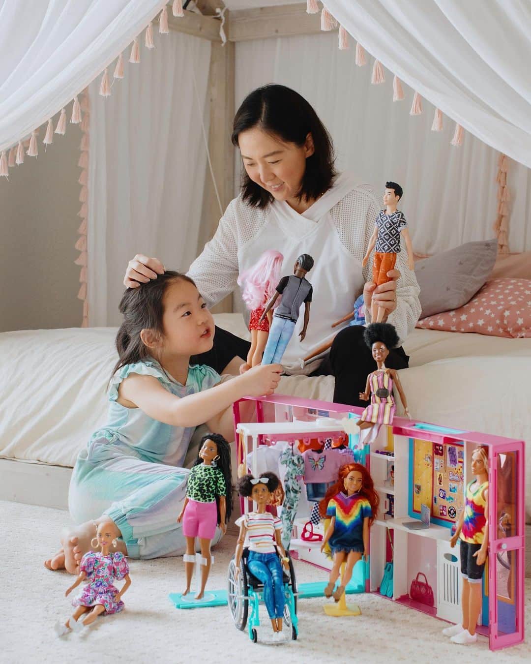 バービーのインスタグラム：「As a child, @lauraiz loved playing out stories with #Barbie. As a mom, she shows her daughter the magic of imaginative play with the diverse line of #Fashionista dolls. Doll play can help develop empathy and social processing skills, according to a recent study by leading neuroscientists at Cardiff University.」