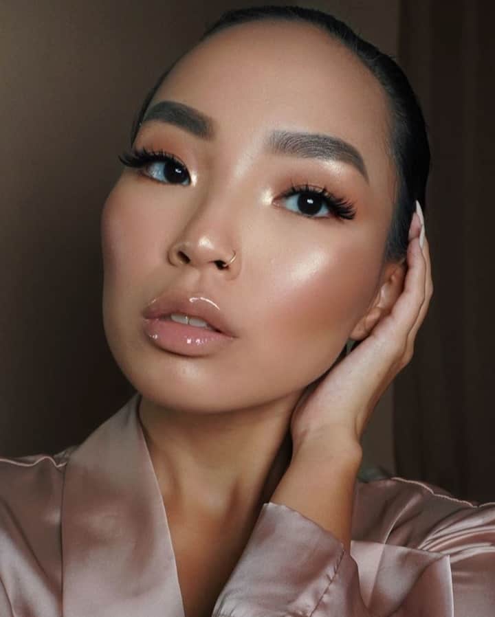 Smashboxのインスタグラム：「Glowy, gorgeous, grid-worthy glam a la @inngenue 🤤⠀⠀⠀⠀⠀⠀⠀⠀⠀ ⠀⠀⠀⠀⠀⠀⠀⠀⠀ Get the look:⠀⠀⠀⠀⠀⠀⠀⠀⠀ 🌟Vitamin Glow primer⠀⠀⠀⠀⠀⠀⠀⠀⠀ 🌟Full exposure mascara⠀⠀⠀⠀⠀⠀⠀⠀⠀ 🌟Halo Cheek Palette⠀⠀⠀⠀⠀⠀⠀⠀⠀ 🌟Gloss Angeles Extra Shine⠀⠀⠀⠀⠀⠀⠀⠀⠀ 🌟Halo Tinted Moisturizer」