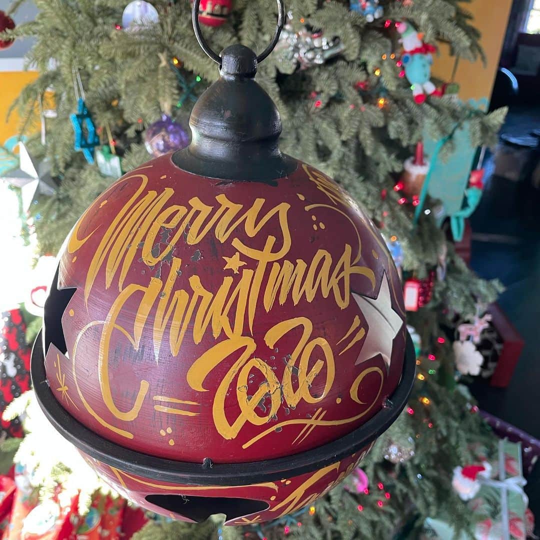 ケアリー・ハートさんのインスタグラム写真 - (ケアリー・ハートInstagram)「Thanks @lumpysgarage for this custom painted/striped Christmas bell. Support small businesses this holiday season!」12月16日 1時17分 - hartluck